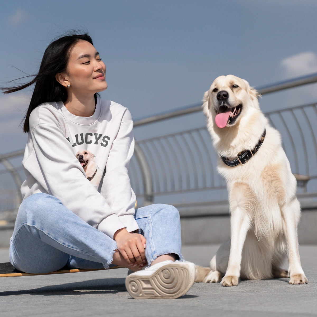 Femme avec un retriever clair en pull blanc Maman de avec prénom market_france
