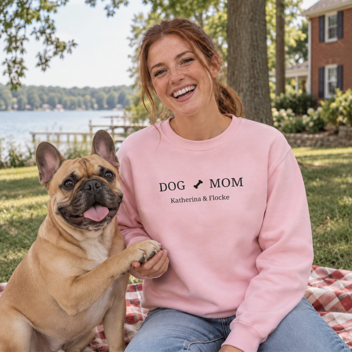 Personalisierter Sweater Dog Mom „Motiv“ als Geschenk für Hundemamas: Schriftzug DOG MOM mit Knochen und Namen – hey balu