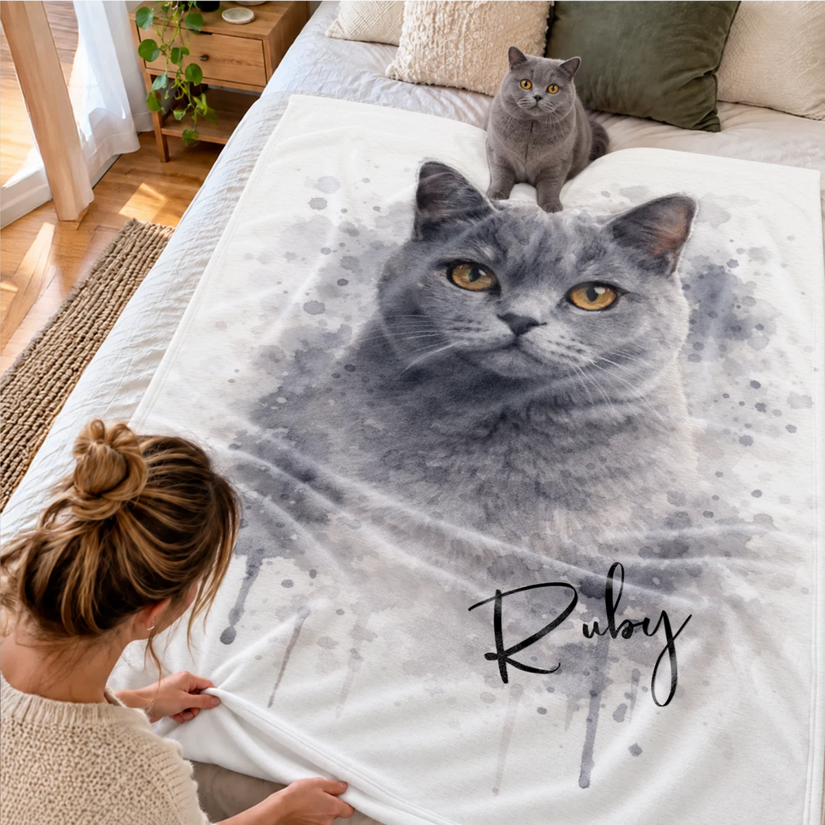 Femme lisse le plaid avec portrait de chat gris, chartreux sur le lit market_france