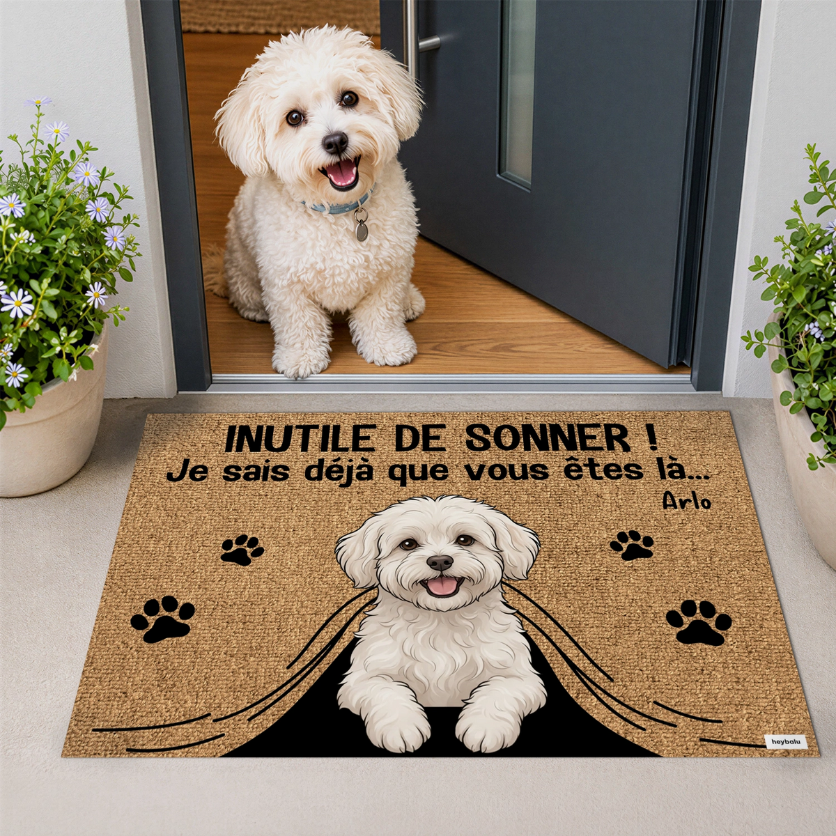 Paillasson personnalisé « Inutile de sonner » comme cadeau pour les amoureux des chiens : chien blanc derrière un rideau avec prénom – hey balu market_france