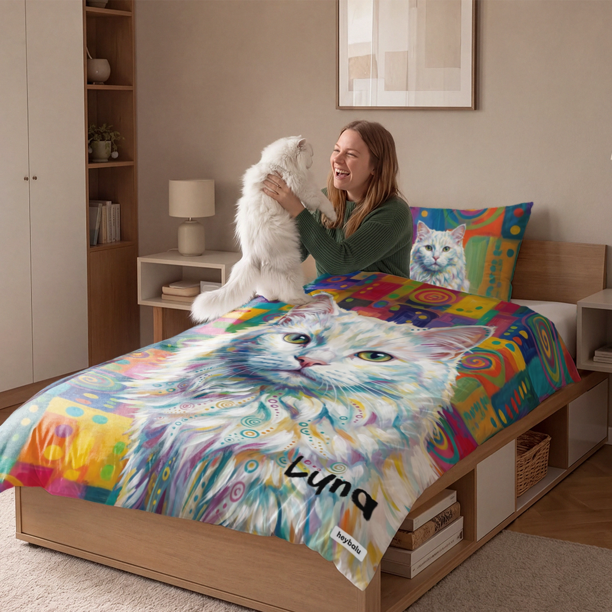 Femme câline un chat blanc près du lit avec la parure Graffiti Chat market_france