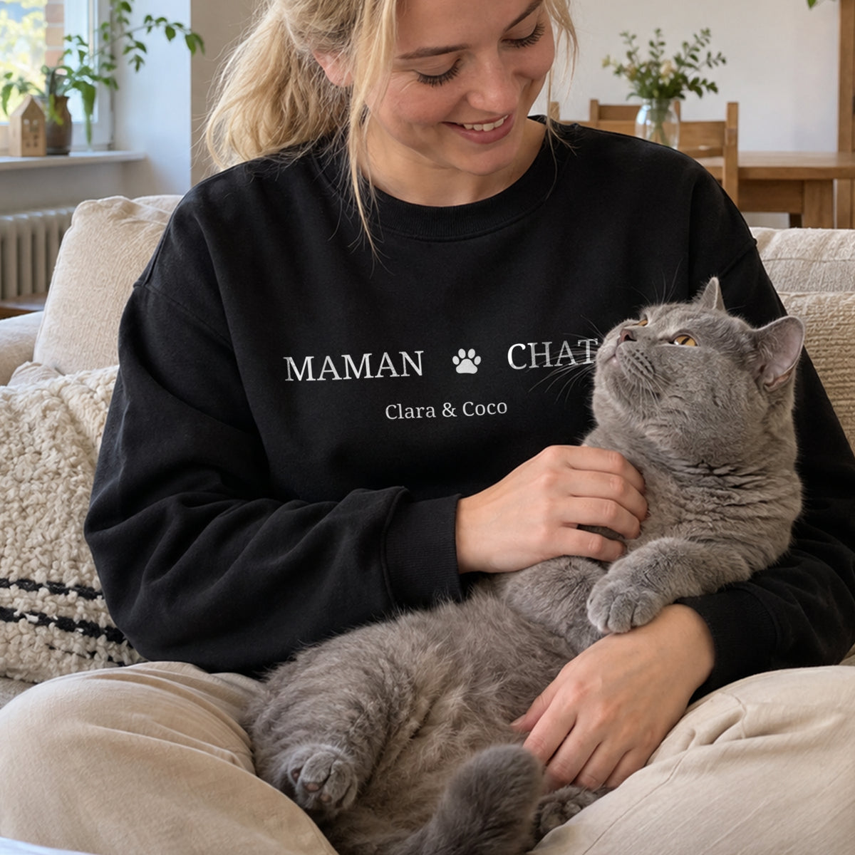 Femme souriante en sweat noir Maman Chat personnalisé câline un chat gris British Shorthair market_france