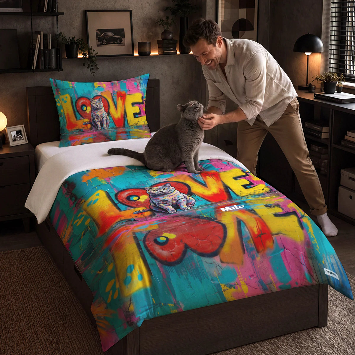 Homme caresse le chat gris sur la parure de lit chat love market_france