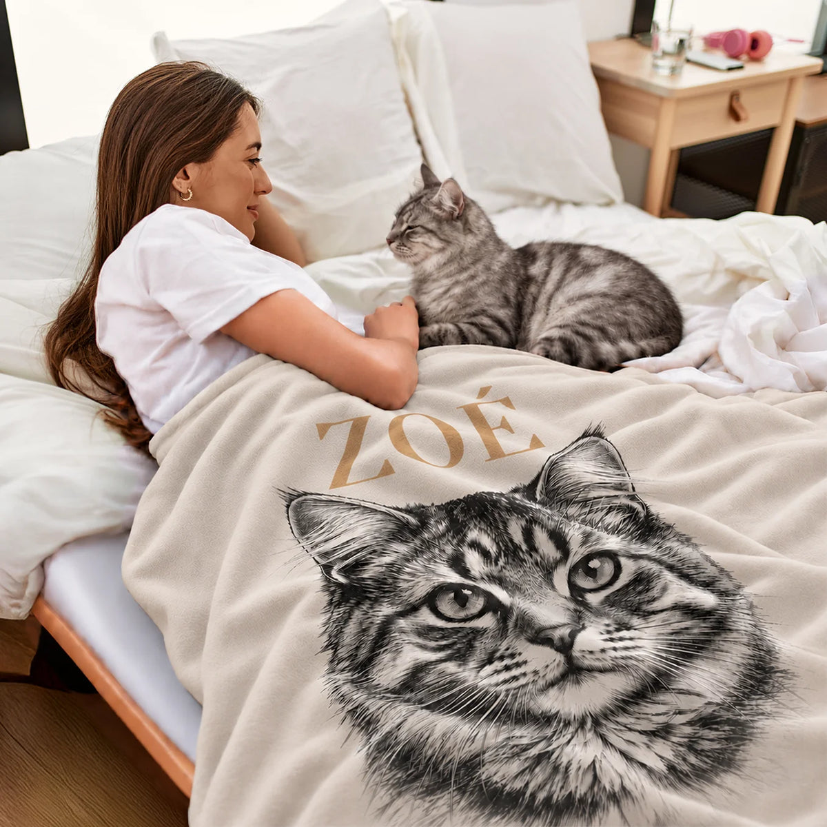 Femme câline son chat tigré au lit sous le plaid Chat rétro market_france