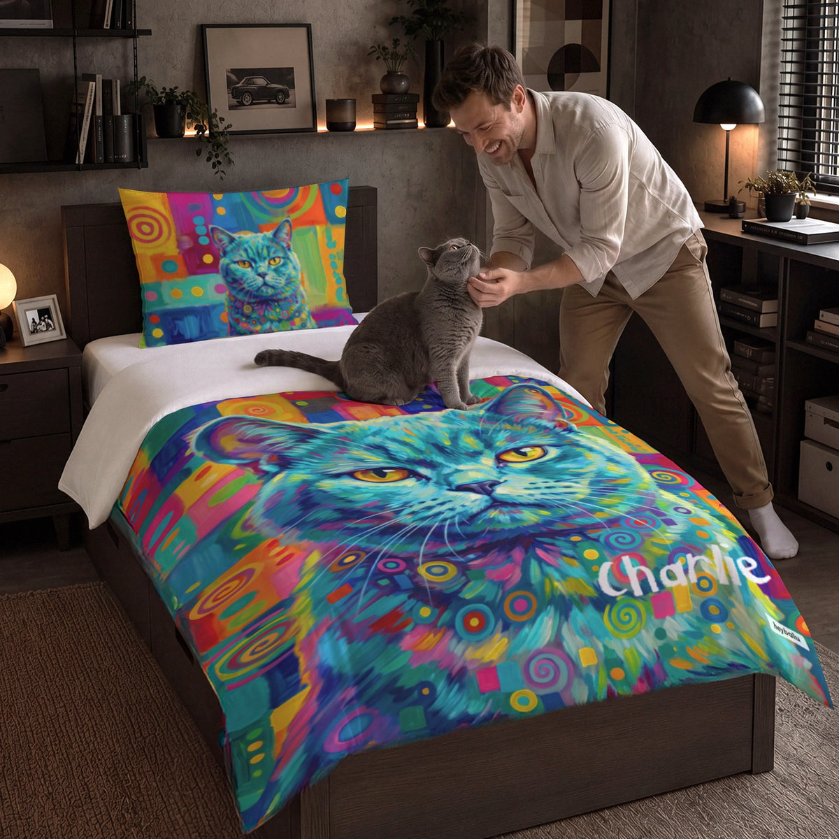 Homme caresse un chat gris sur la parure de lit avec portrait de chat coloré et prénom market_france