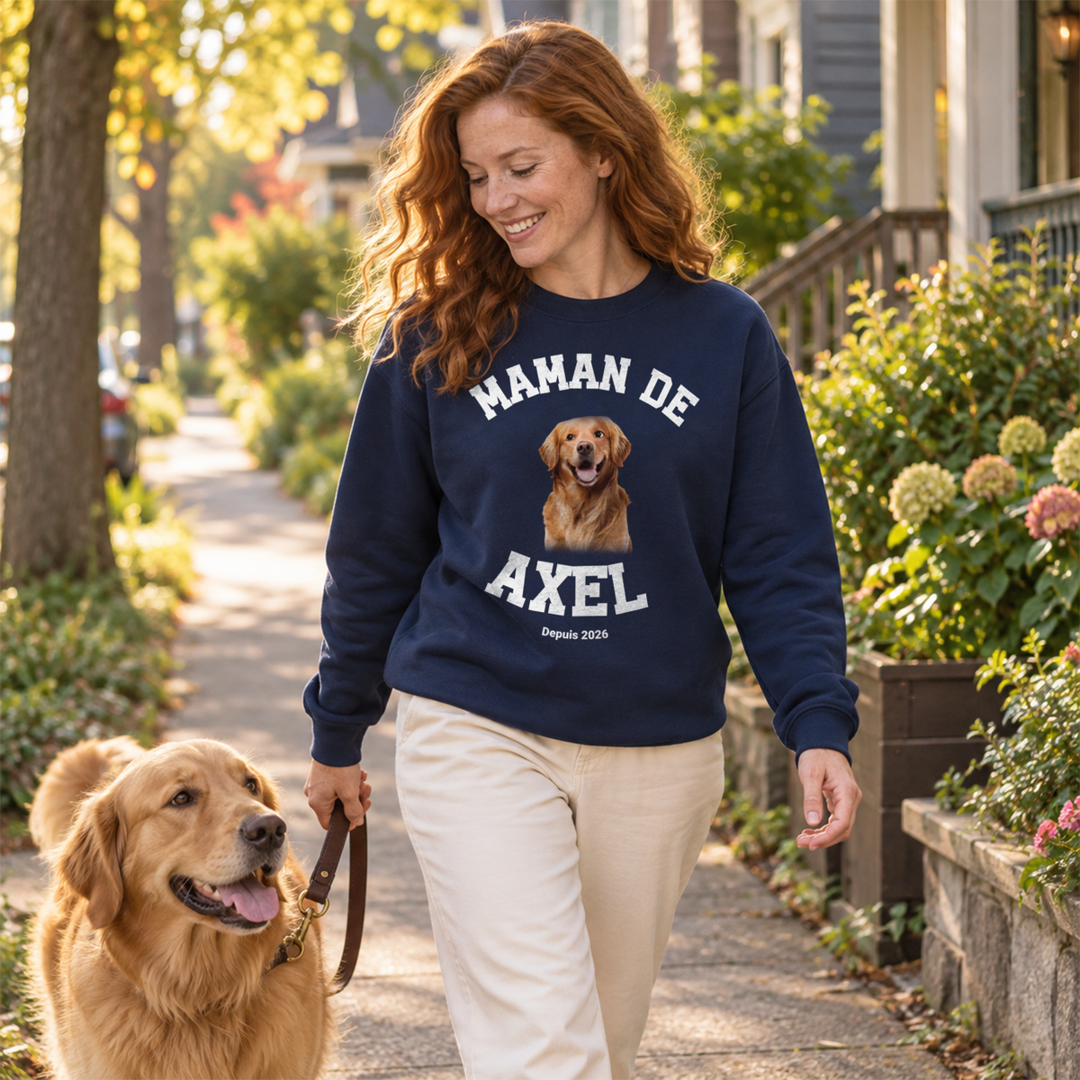 Femme avec un golden retriever en pull bleu marine Maman de avec prénom market_france