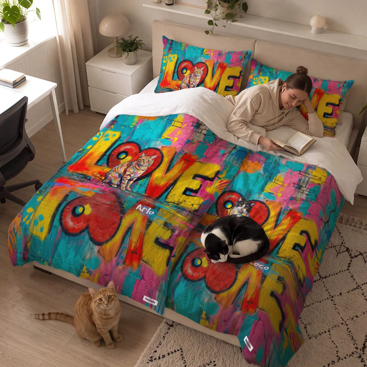 Femme lit sur la parure de lit chat love, chats sur le lit et devant market_france