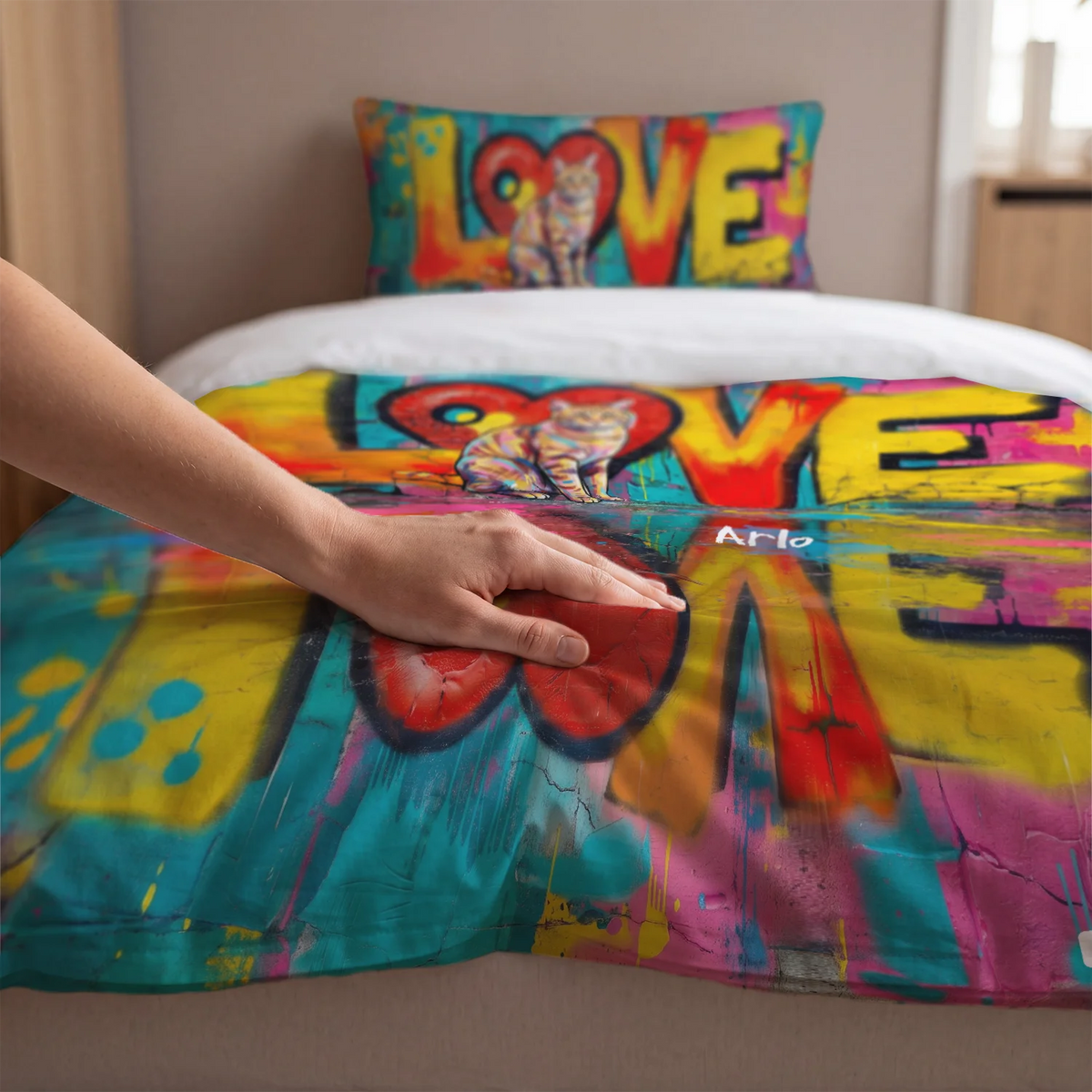 Main posée sur la parure de lit chat love style graffiti market_france
