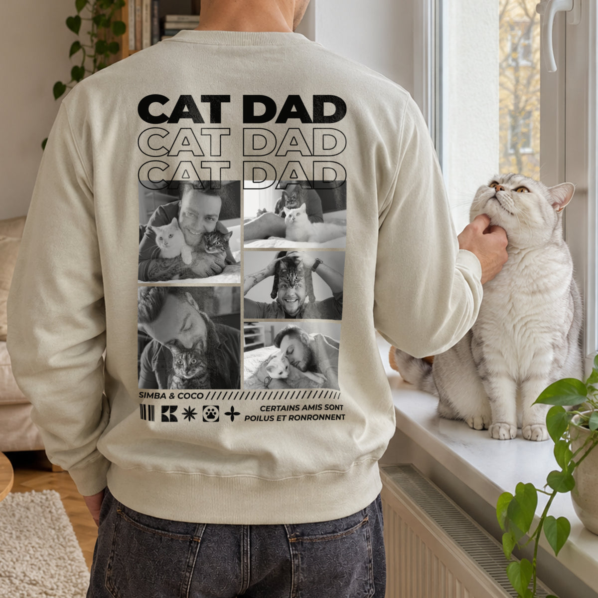 Homme caressant un chat blanc en pull beige Cat Dad avec collage photo vu de dos market_france