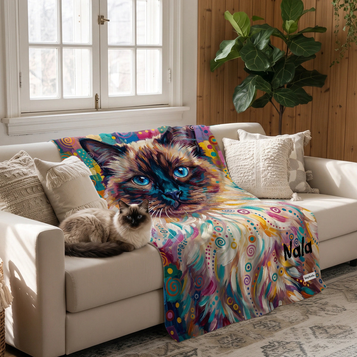 Plaid chat graffiti avec chat siamois et prénom sur le canapé, le chat couché à côté | market_france