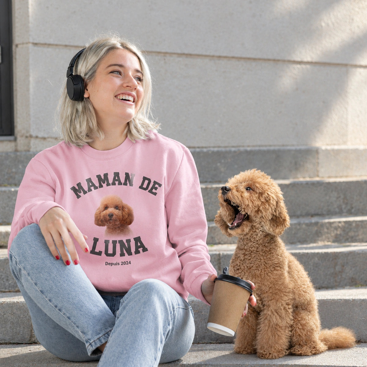 Femme rieuse avec un caniche sur l'escalier en pull rose Maman de avec prénom market_france