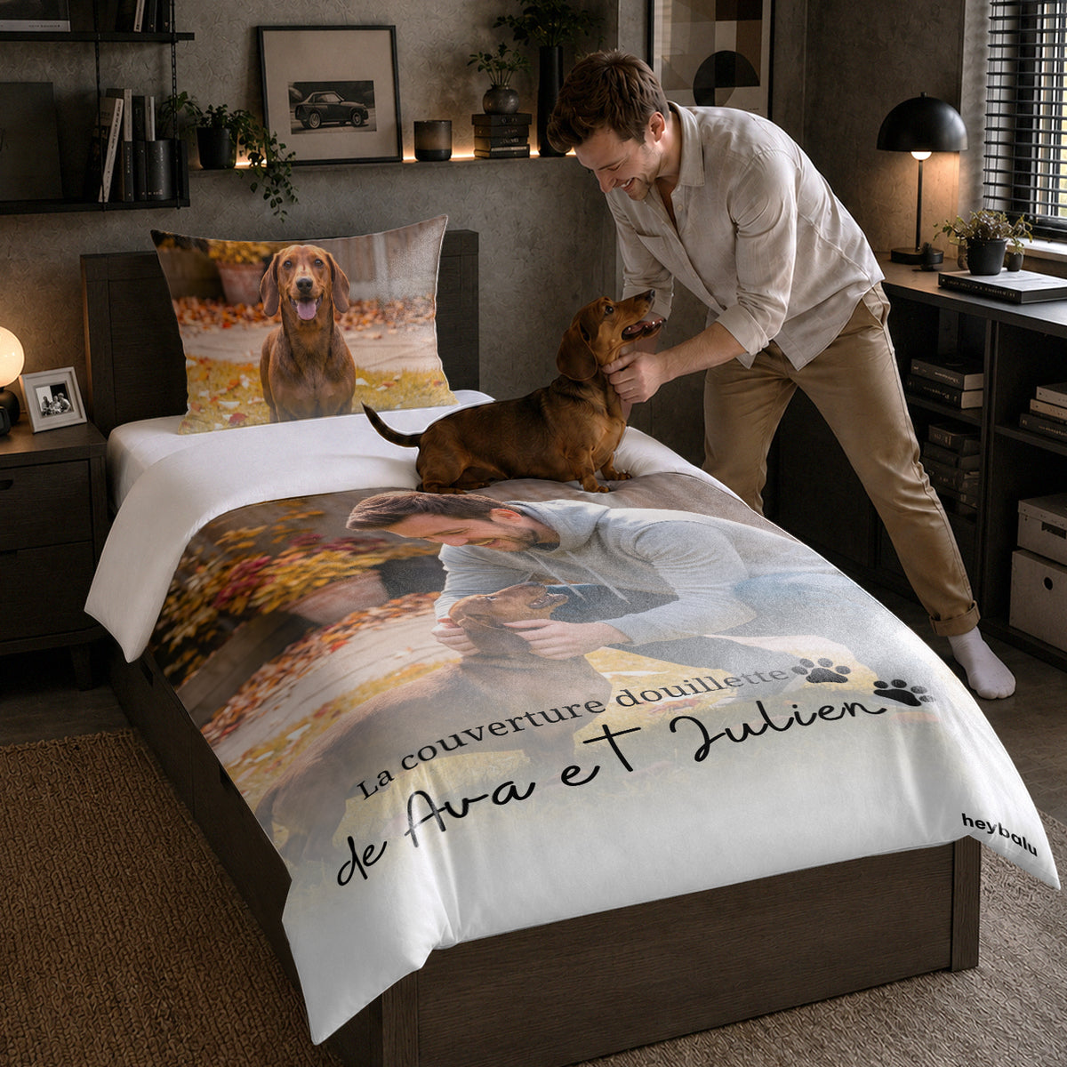 Homme avec teckel sur un lit à parure photo avec texte Ava et Julien market_france
