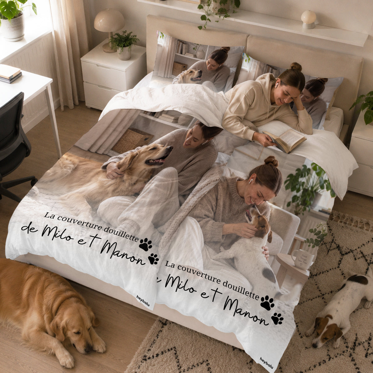 Femme lit dans un lit avec deux parures photo et texte, chiens au sol market_france