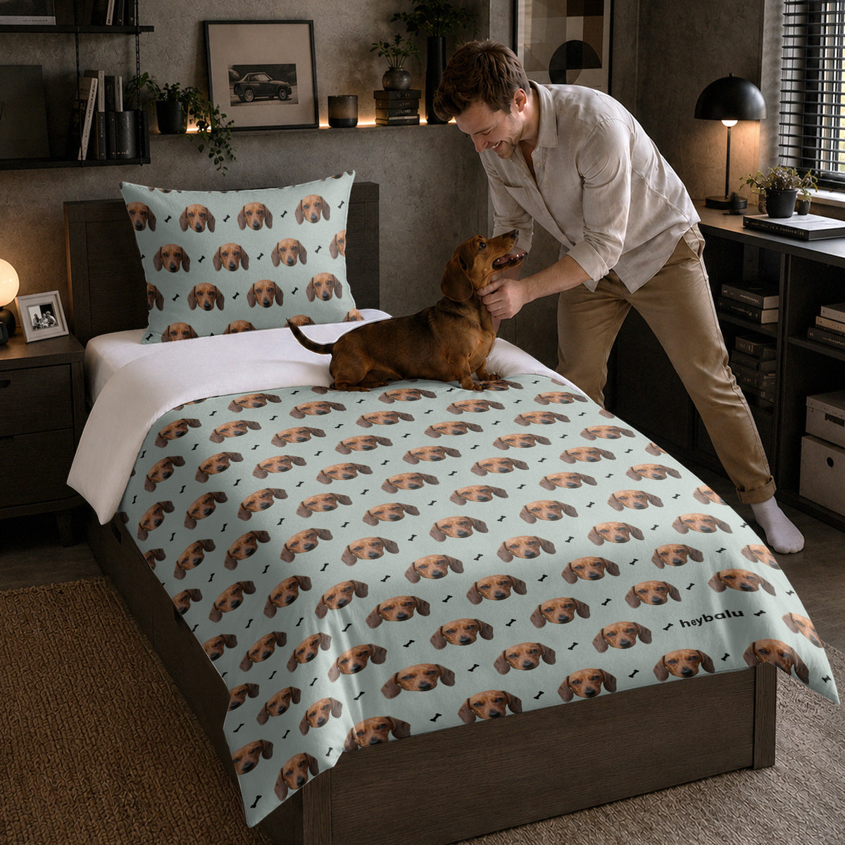 Homme avec teckel sur un lit à parure bleu clair aux visages de chiens market_france