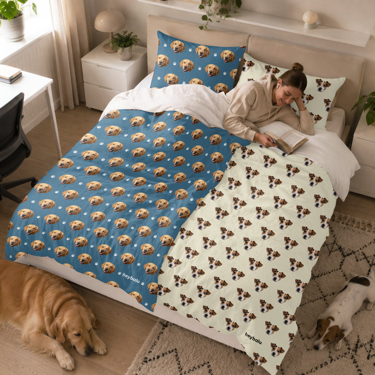 Femme lit dans un lit avec parure bleue et crème aux visages de chiens market_france