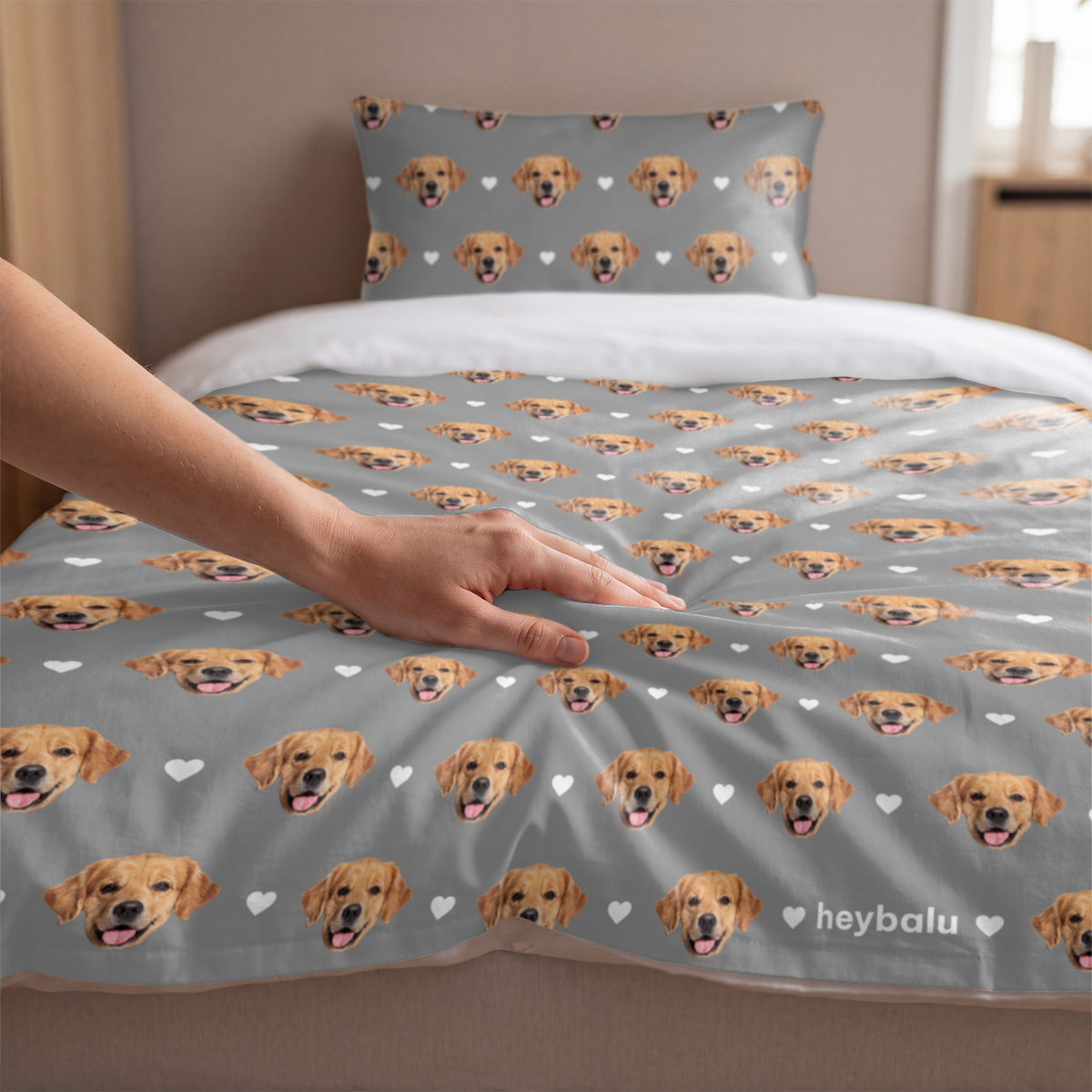 Main sur une parure grise avec visages de golden retrievers et cœurs market_france