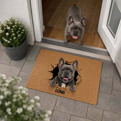 Personalisierte Fußmatte „Durchbruch“ als Geschenk für Hundebesitzer: Hund guckt durch ein Loch in der Matte, mit Namen – hey balu